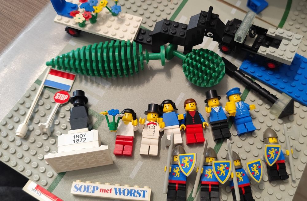 LEGO Classic Town 1592 Town Square - Castle Scene