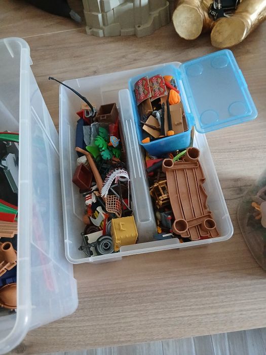 Vendo castelo e caverna da playmobil e dragoes,cavalos e acessorios