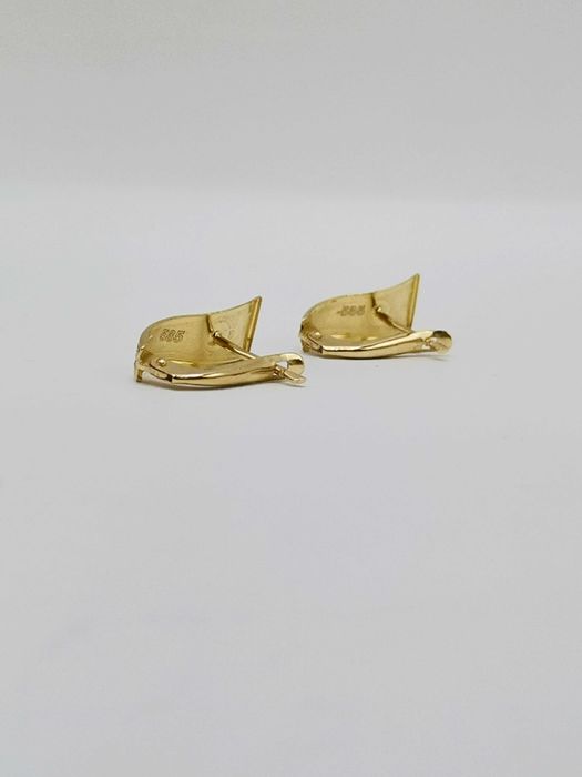 Nowe złote kolczyki repusowane.