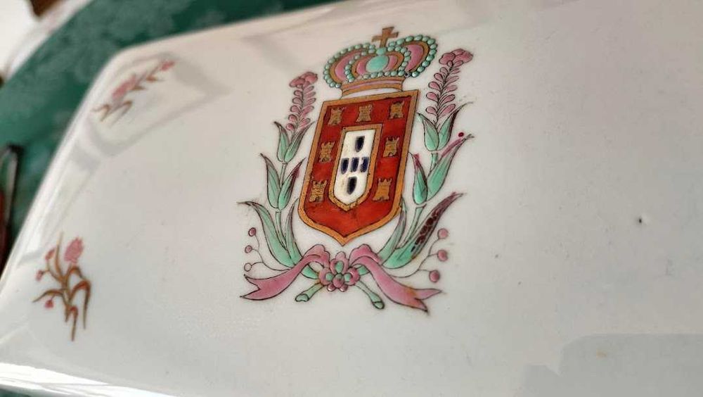 Lote de Porcelana oriental, pintados à mão e ouro