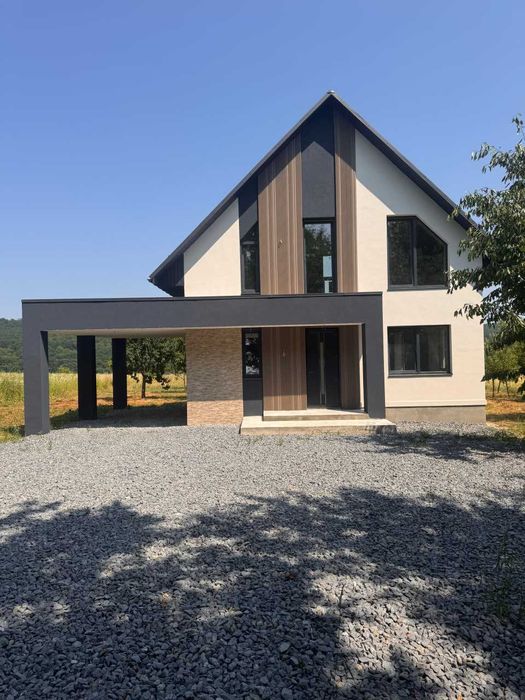 Продається сучасний будинок біля лісу в селі Валя Кузьмина