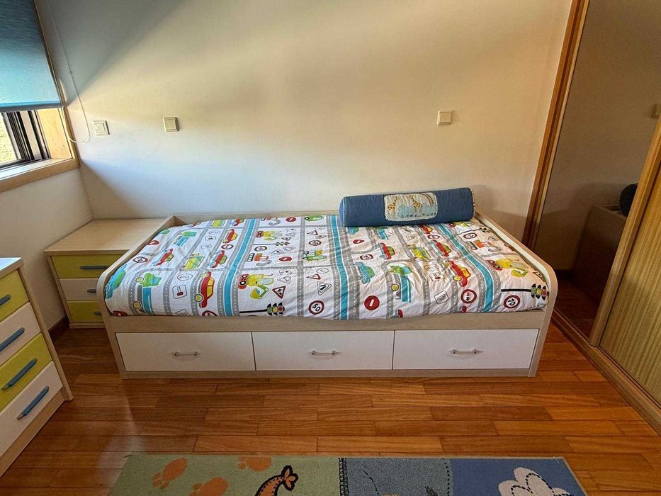 Quarto de criança completo – cama + cómoda + mesa de cabeceira