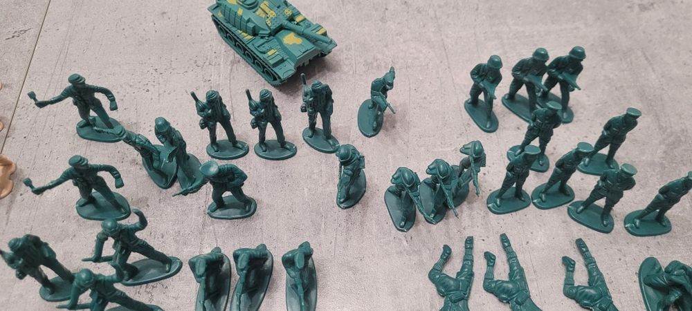 Żołnierze i figurki PRL 79 sztuk