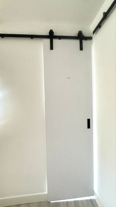 Drzwi przesuwne  z prowadnicą