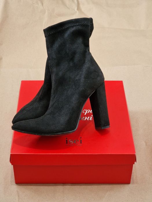 Чорні замшеві ботильйони-панчохи на високих підборах від Raffiné, 38 р