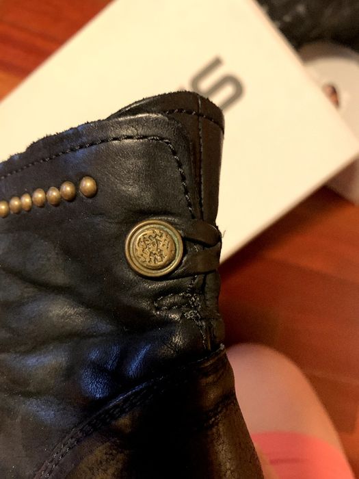 Botins pretos em pele 38