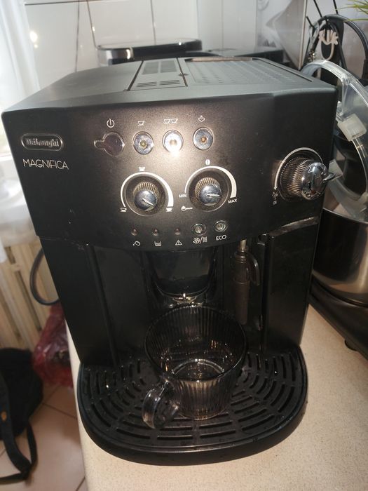 De longhi ekspres pancerny automatyczny ciśnieniowy ESAM4000.B

EX:1