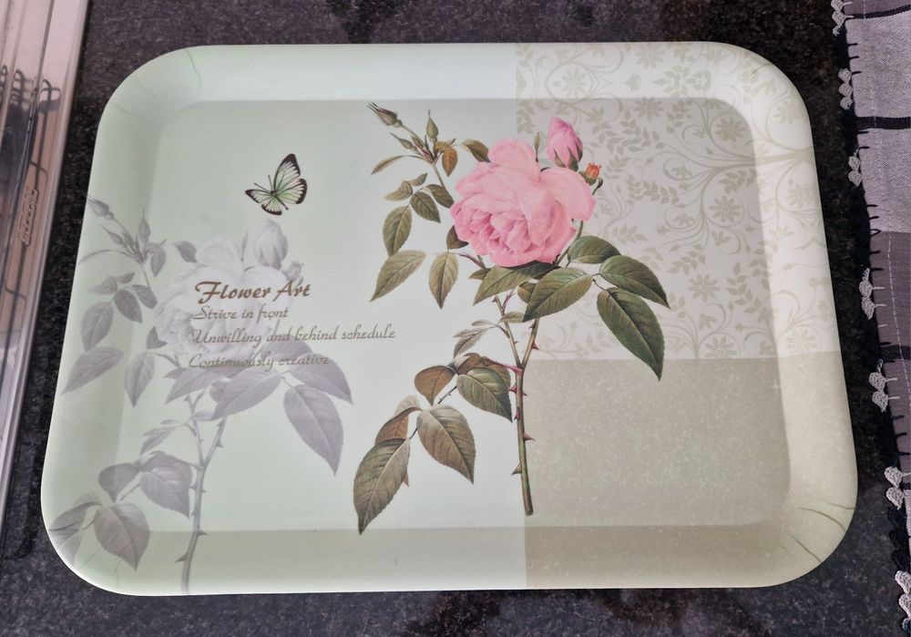 Tabuleiro de mesa com flores