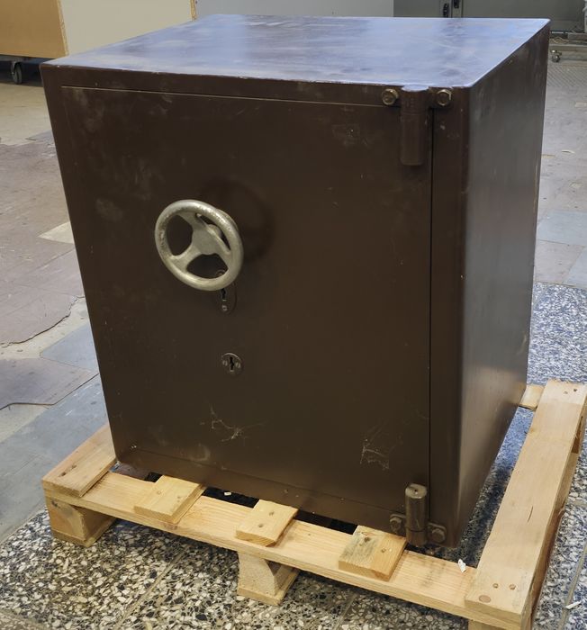 Sprzedam masywne sejfy.