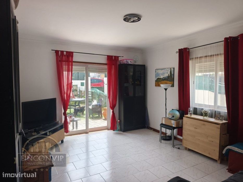 Vende-se andar de moradia bi-familiar - Rés do Chão em São Domingos...