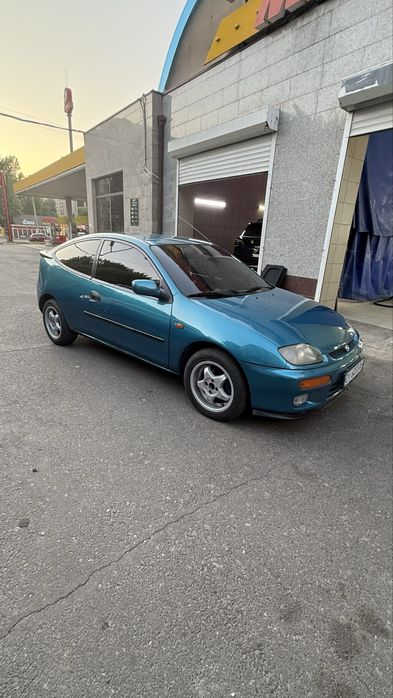 Mazda 323  1995 год