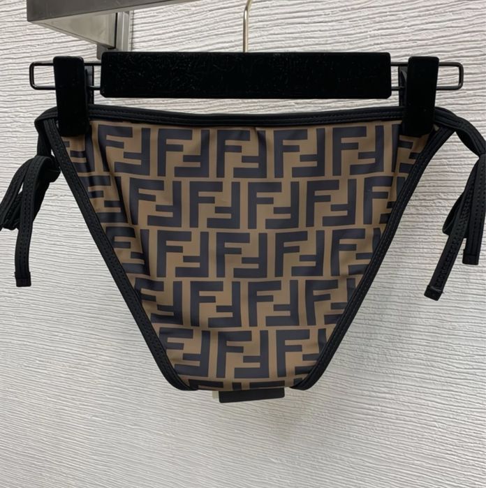 Купальник Fendi.