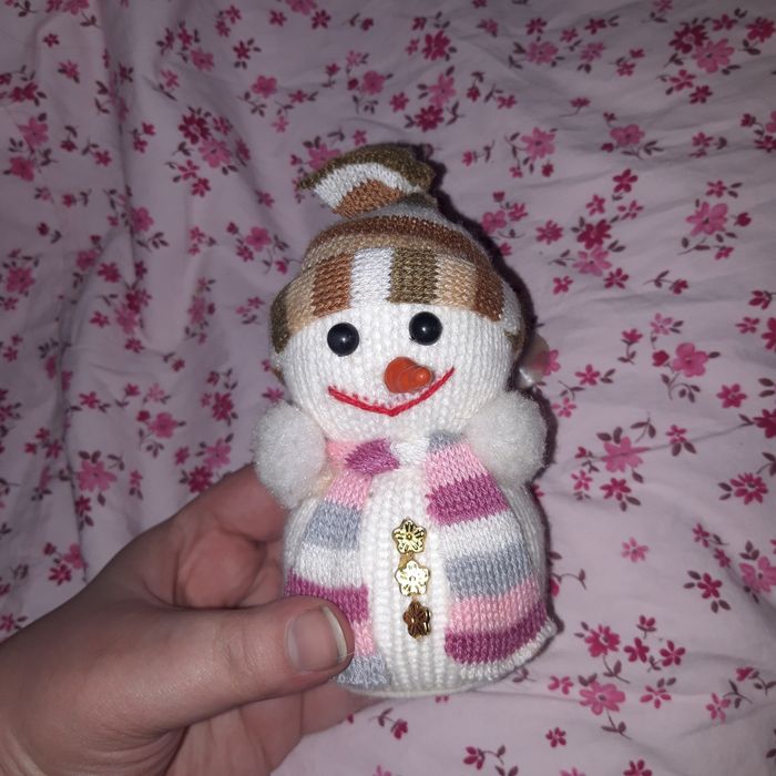 Снеговик новогодняя игрушка на присосках фигурка вязаный украшение