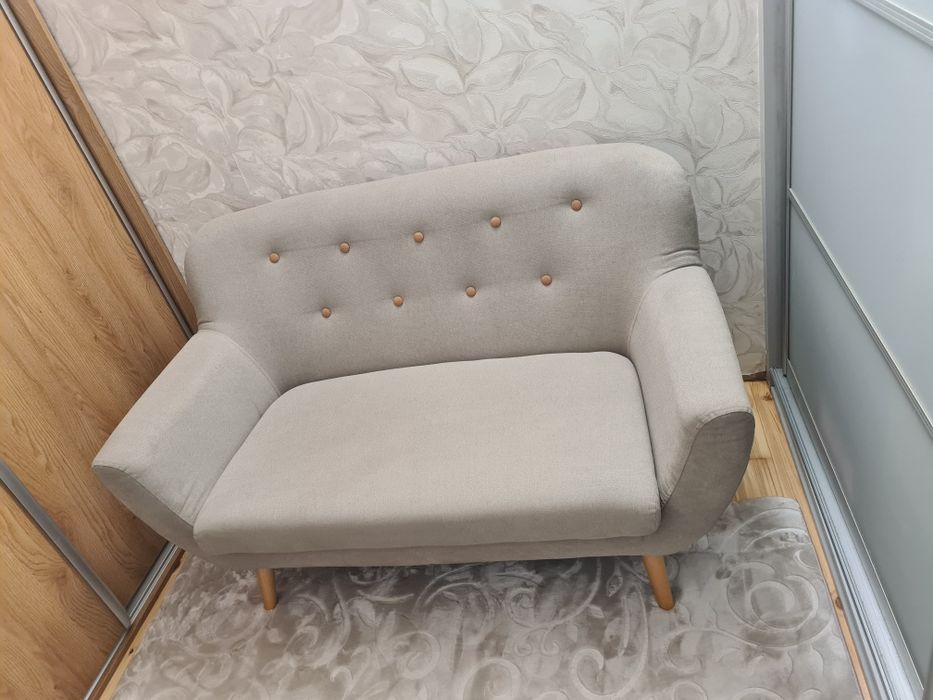 Sofa 2 osobowa na nóżkach