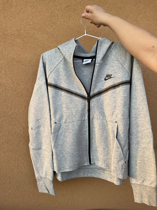 Fato de treino nike tech femenino, muito pouco uso, em otimo estado.