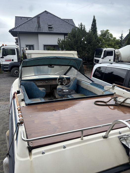 Łódź motorowa z przyczepą