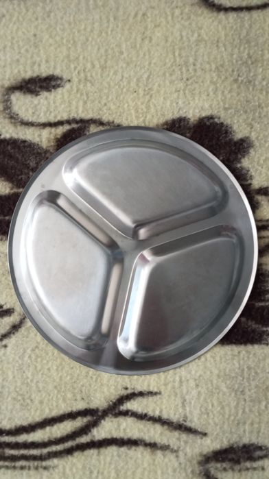 Prato com divisórias em inox