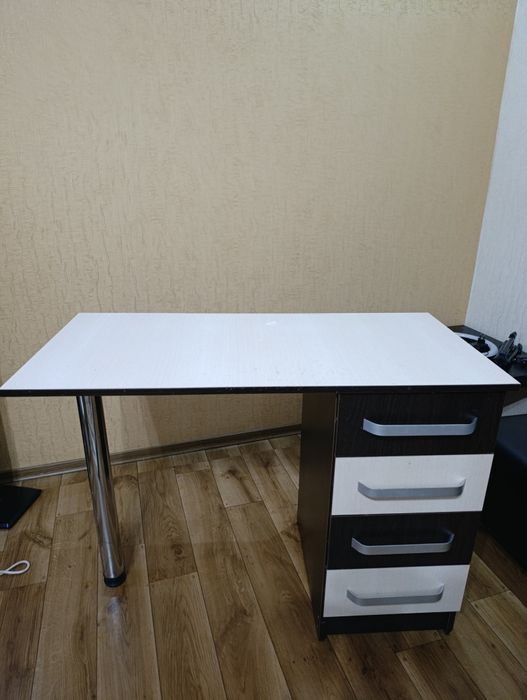 Продам манікюрний стіл