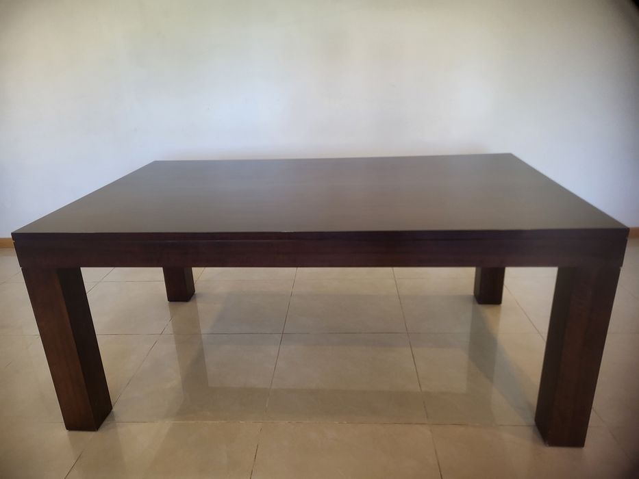 Mesa de jantar em madeira maciça