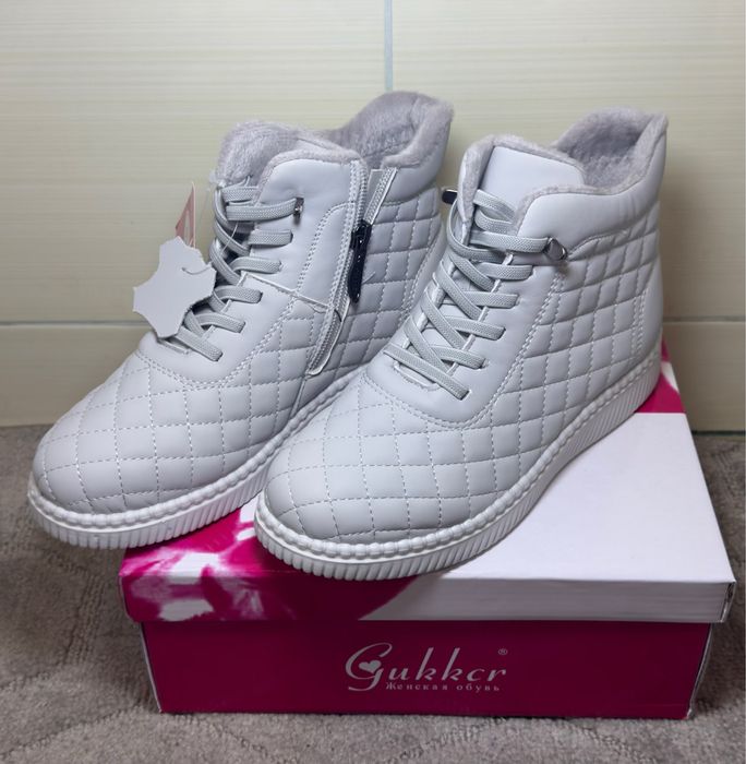 Жіноче взуття демісезон . Дуже легкі та комфортні для ніг