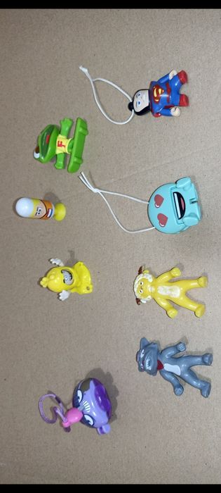 41 figurek/elementów z Kinder niespodzianek