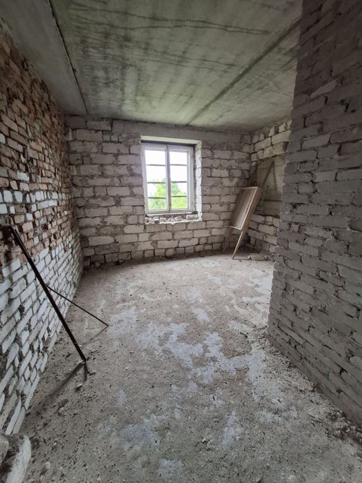 Двухэтажный дом с монсардой и гаражем внутри