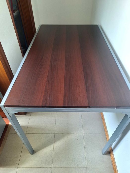 Mesa praticamente nova