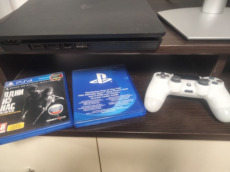 Продам ігрову приставку Ps 4 Slim 1 tb.