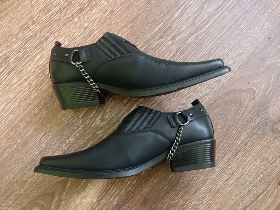 Взуття Козачки нові