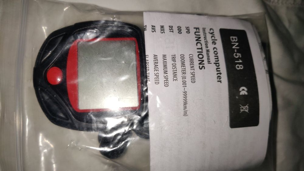 Velocímetro conta kilometros e relógio. (novo na embalagem)