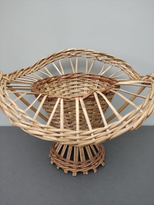 Koszyczek wiklinowy.