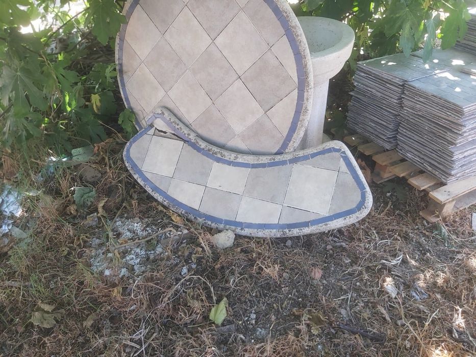 Mesa e 2 bancos de jardim