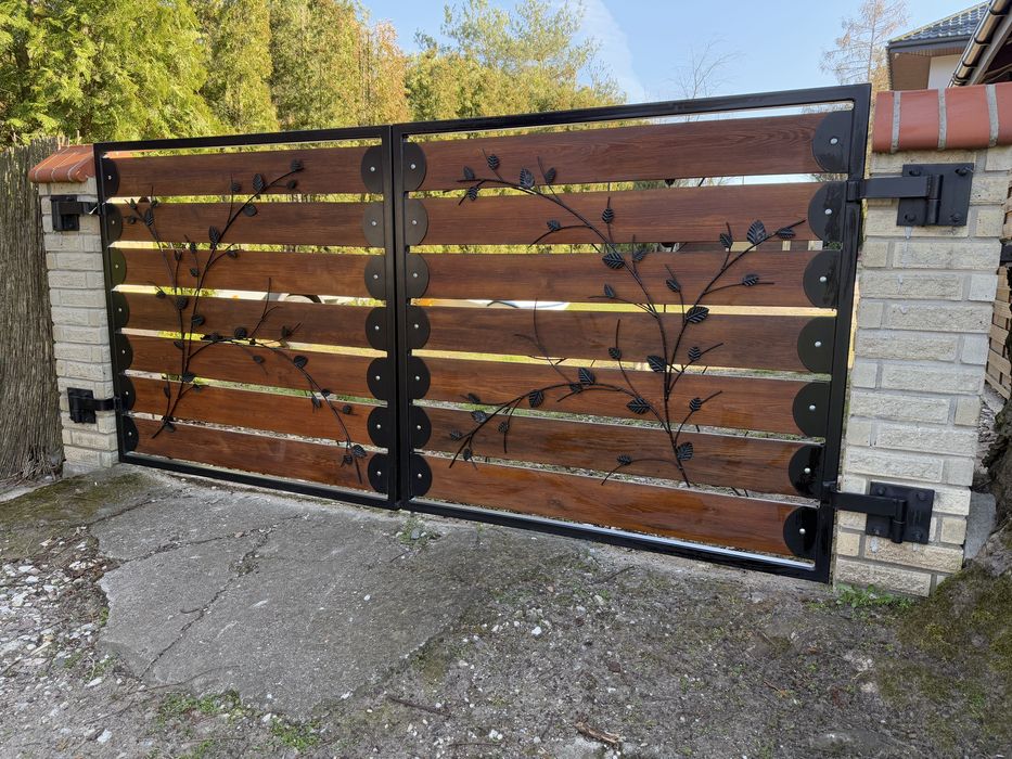 Brama dwuskrzydłowa rozwierna masywna szer.289 wys.137