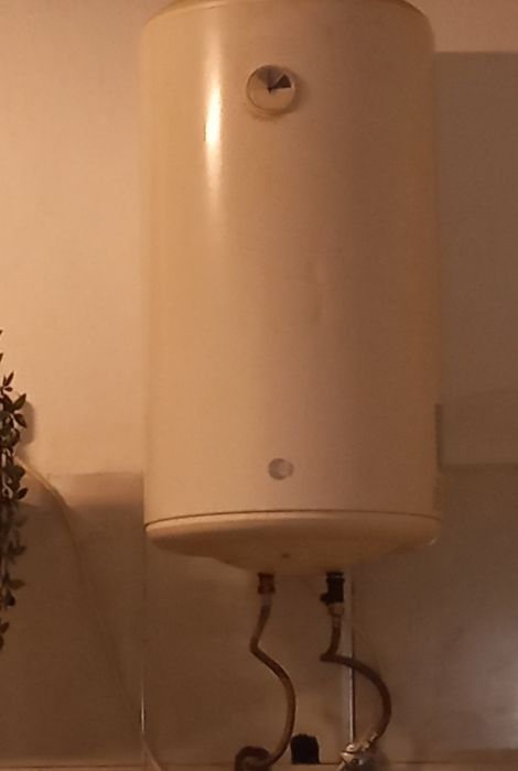 Termoacumulador 80l,40€ ,a funcionar 
Transporte a cargo do comprador