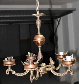 Candeeiro de teto com mais de 70 anos