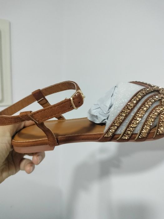 Vende se sandálias novas para mulher