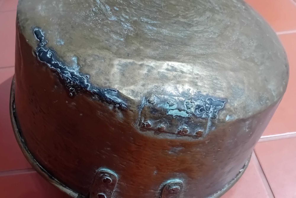 Vendo uma bacia e um tacho, em cobre