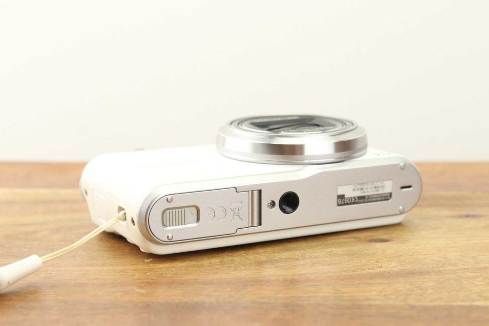 Câmara Samsung WB350F, 21x ‘zoom’, Wi-Fi e Tela sensível ao toque