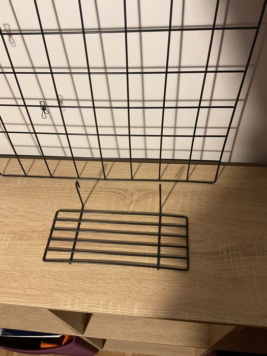 Grelha decorativa para parede Amazon com prateleira e acessórios