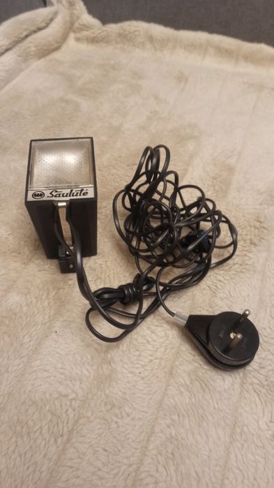 Lampa blyskowa do aparatu fotograficznego.