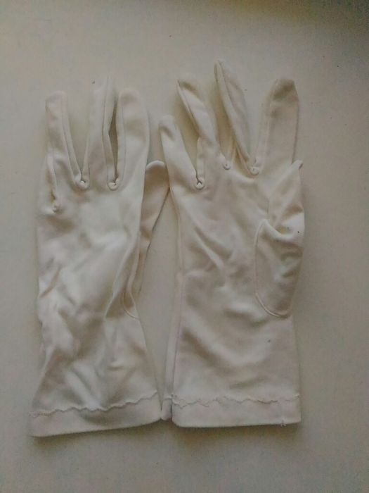 Жіночі білі рукавички