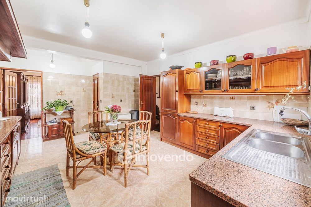 Quinta isolada T3+1 com áreas amplas e terreno de 2022m², em Colares