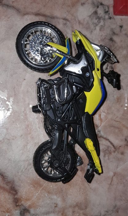 Motas miniatura e bicicletas