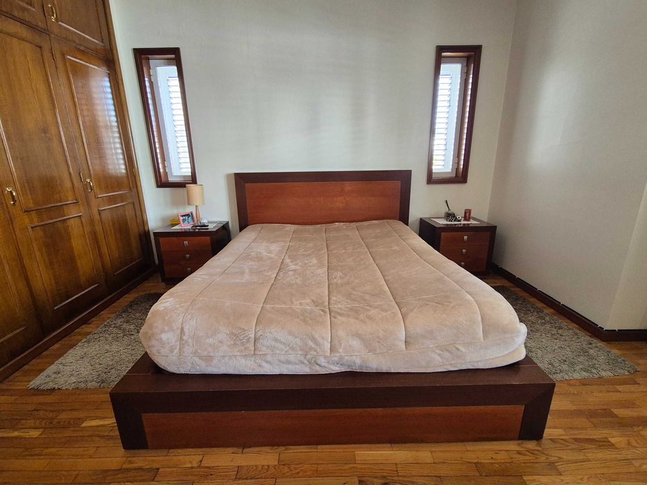 Cama e Mesas de Cabeceira em Cerejeira Maciça