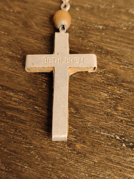 Stary drewniany różaniec z napisem Betlejem ⁴⁶