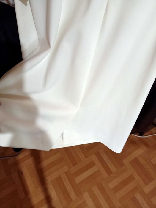Biała wizytowa sukienka z biżuterią, rozmiar M