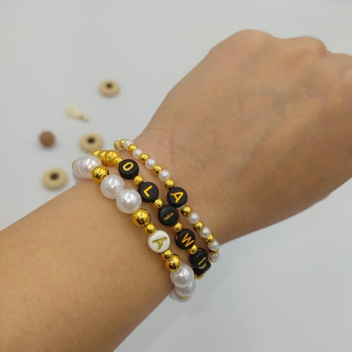 Zestaw 3 bransoletek handmade – biało-złoto-czarny z perełkami