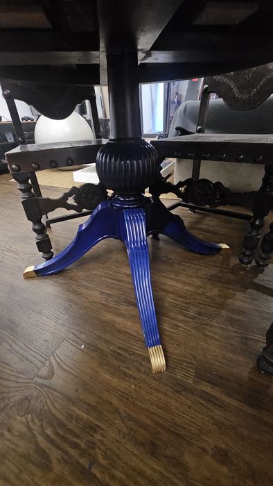 mesa de centro/jantar redonda de inspiração barroca ou historicista, com restauro artístico contemporâneo em azul e dourado