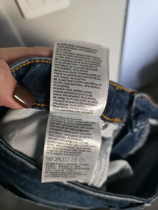 Jeansy z dziurami na kolanach