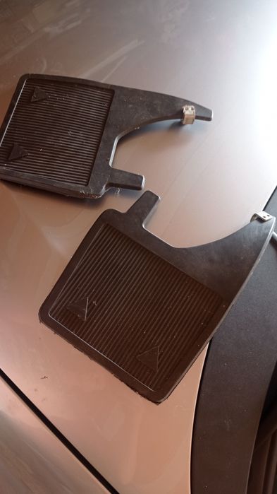 Um par de palas para carro
